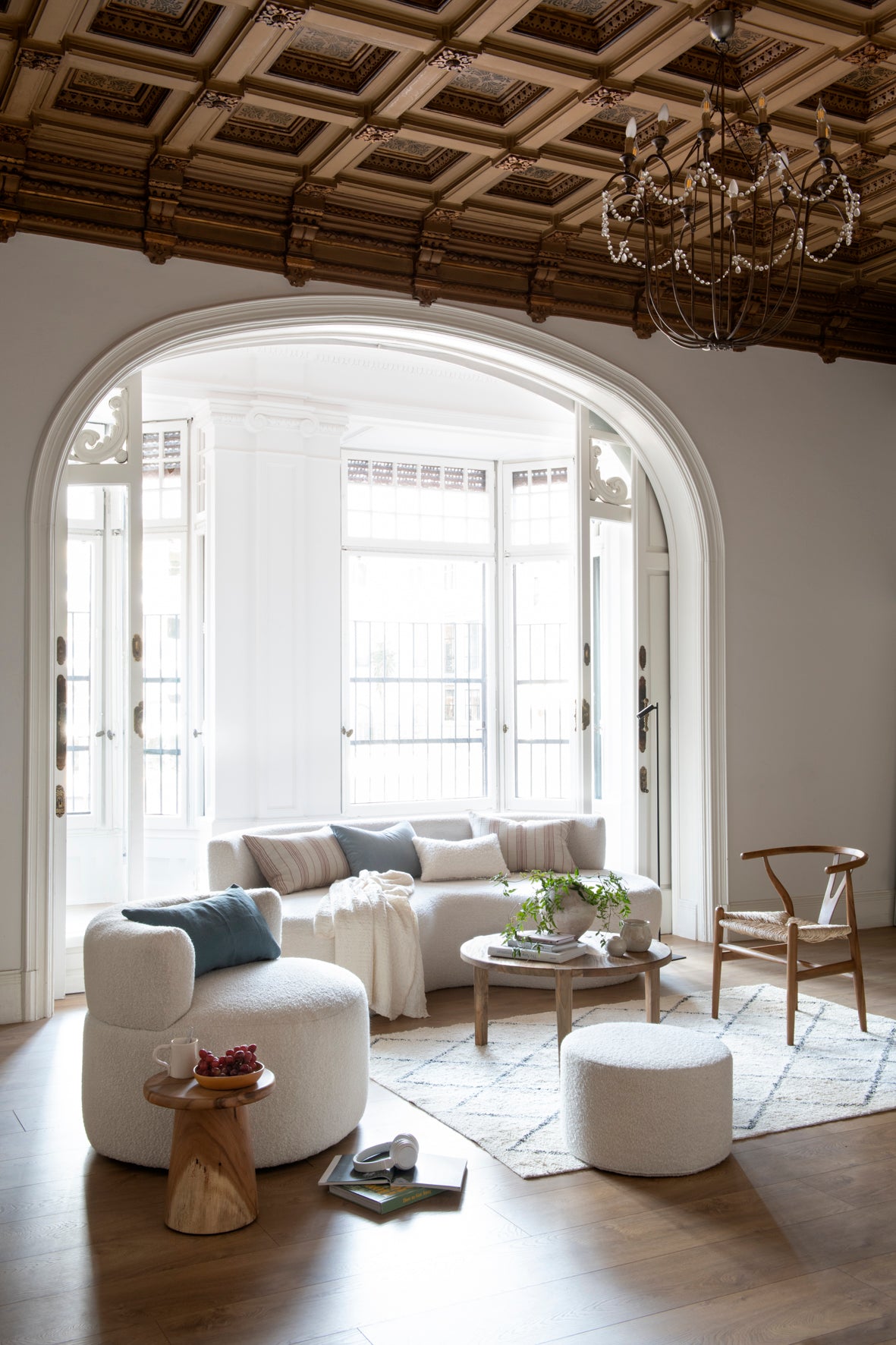 MAGAZINE. BY INTERIORES.