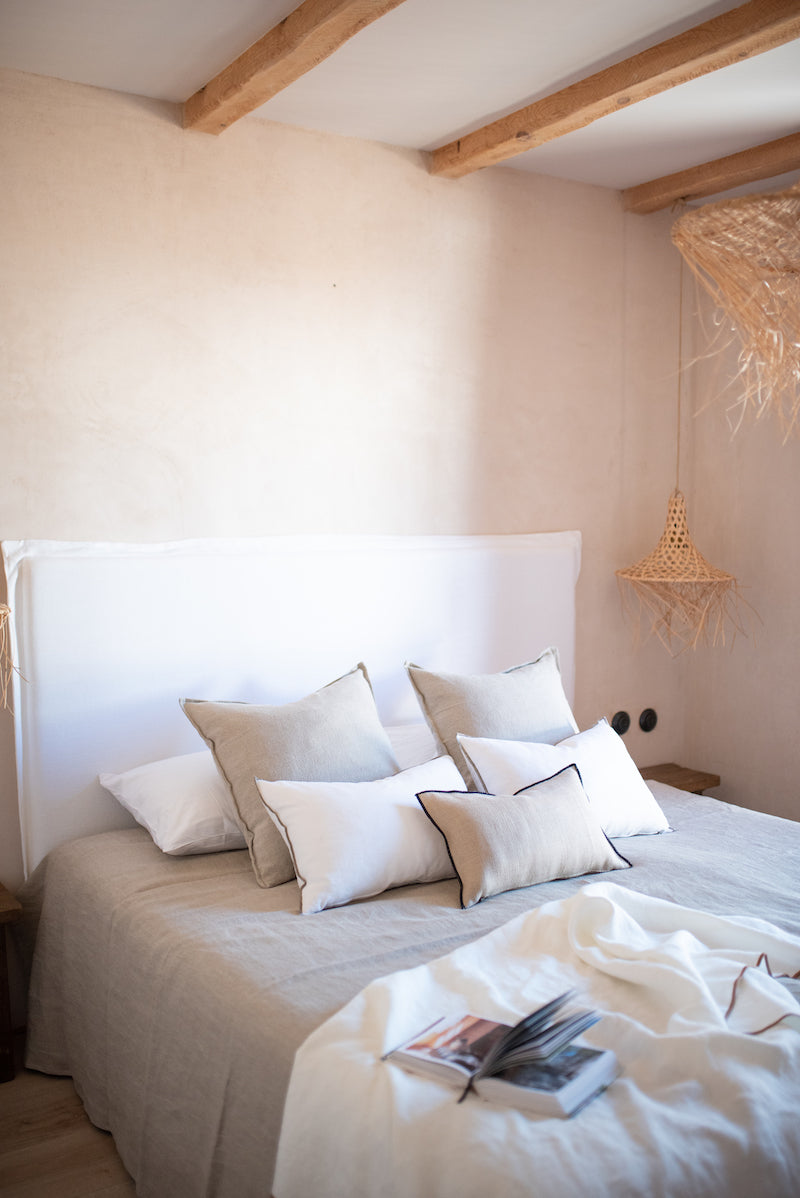 Un dormitorio en blanco & beige