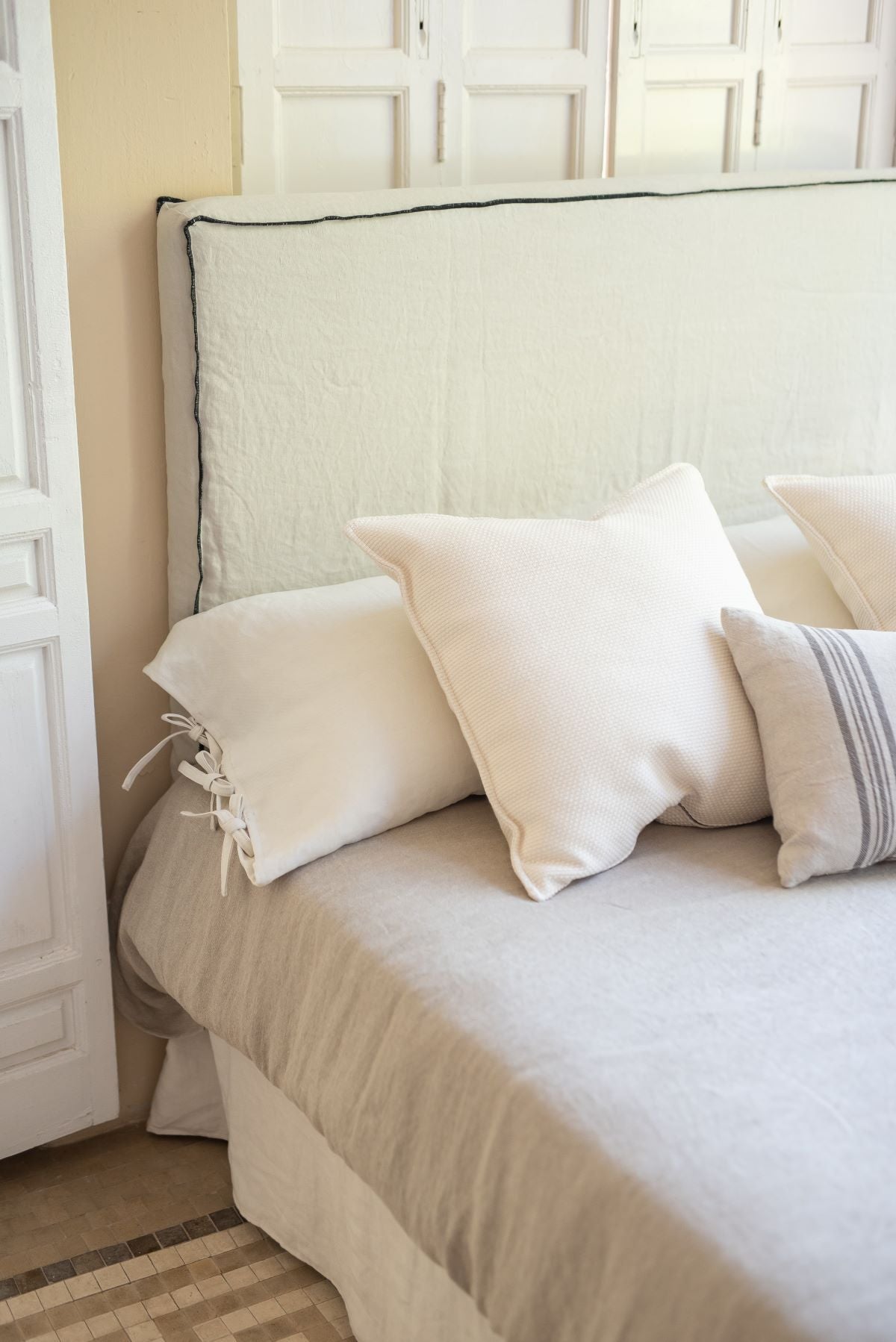Cabecero artesano doble overlock en dormitorio mediterráneo - hecho a mano
