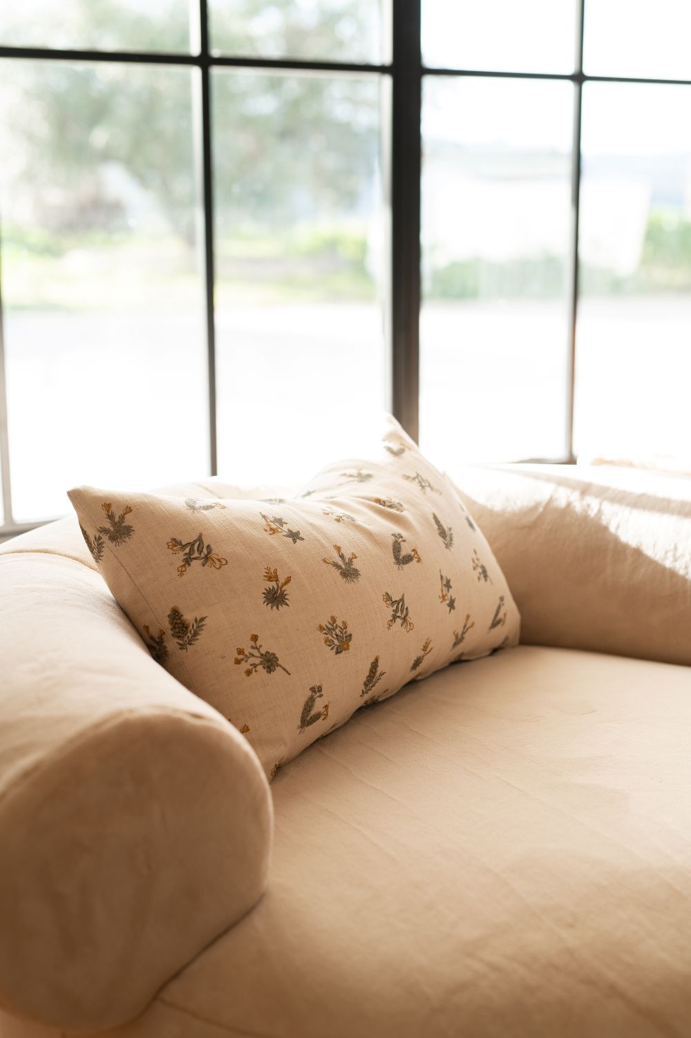 Cojín decorativo de flores hecho a mano en España