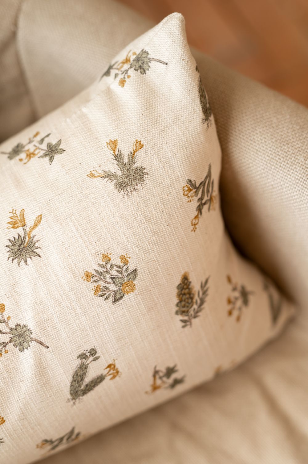 Cojín de flores verdes y mostaza en lino beige