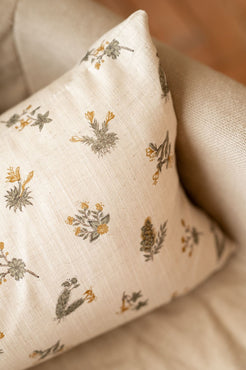 Cojín de flores verdes y mostaza en lino beige