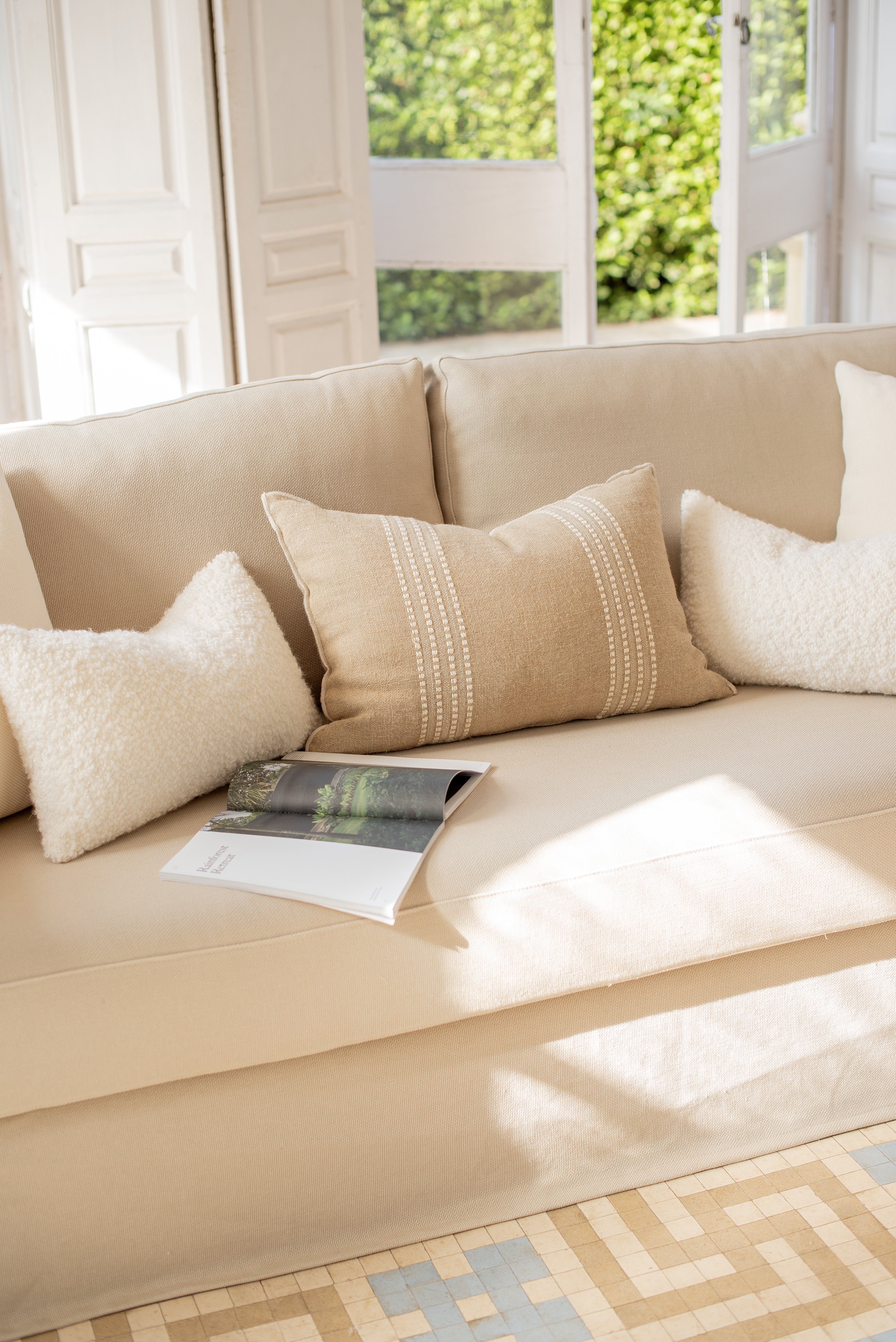 cojines-beige-neutros-sofa