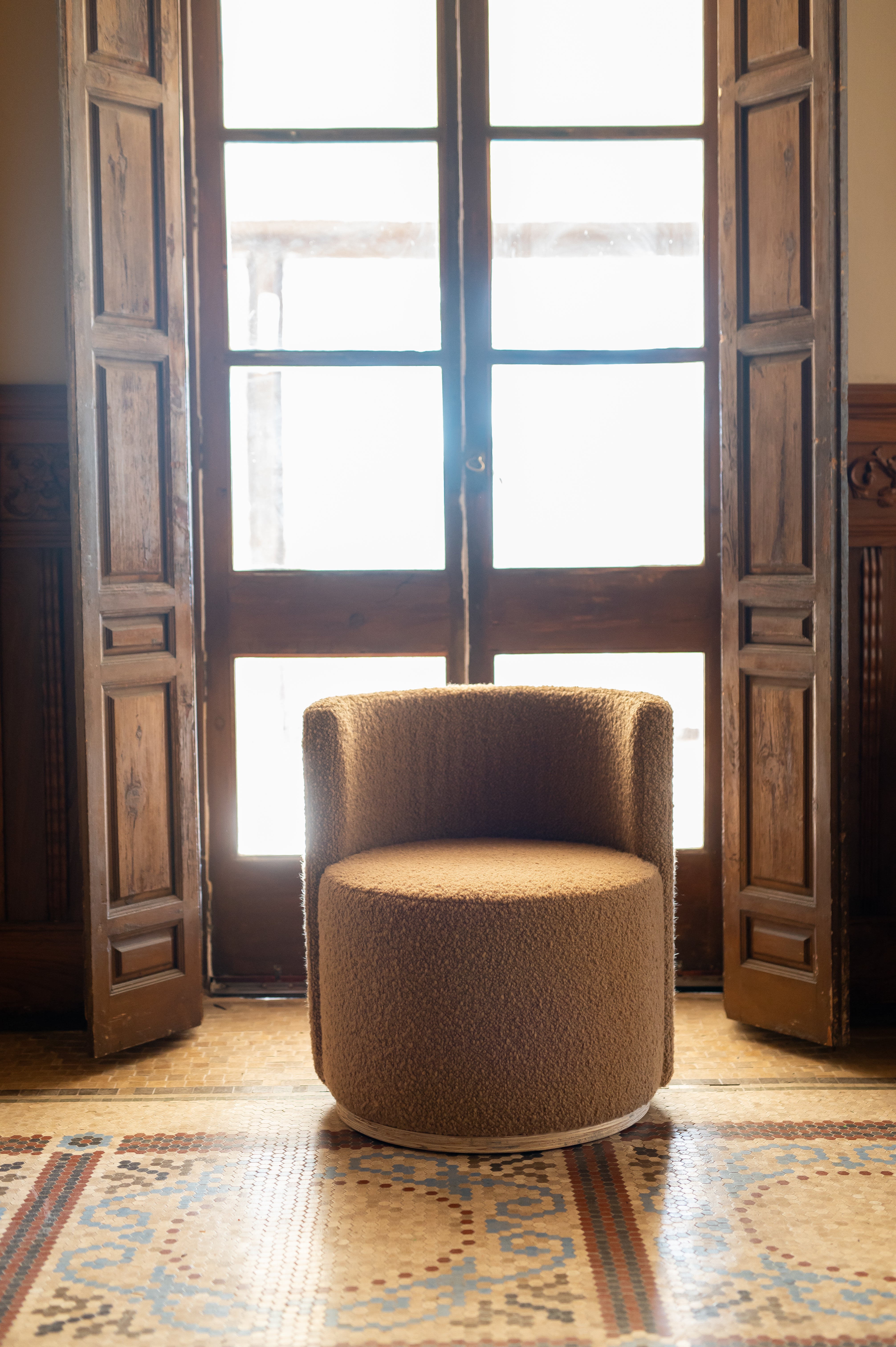 sillon-decorativo-diseño-redondo-marron