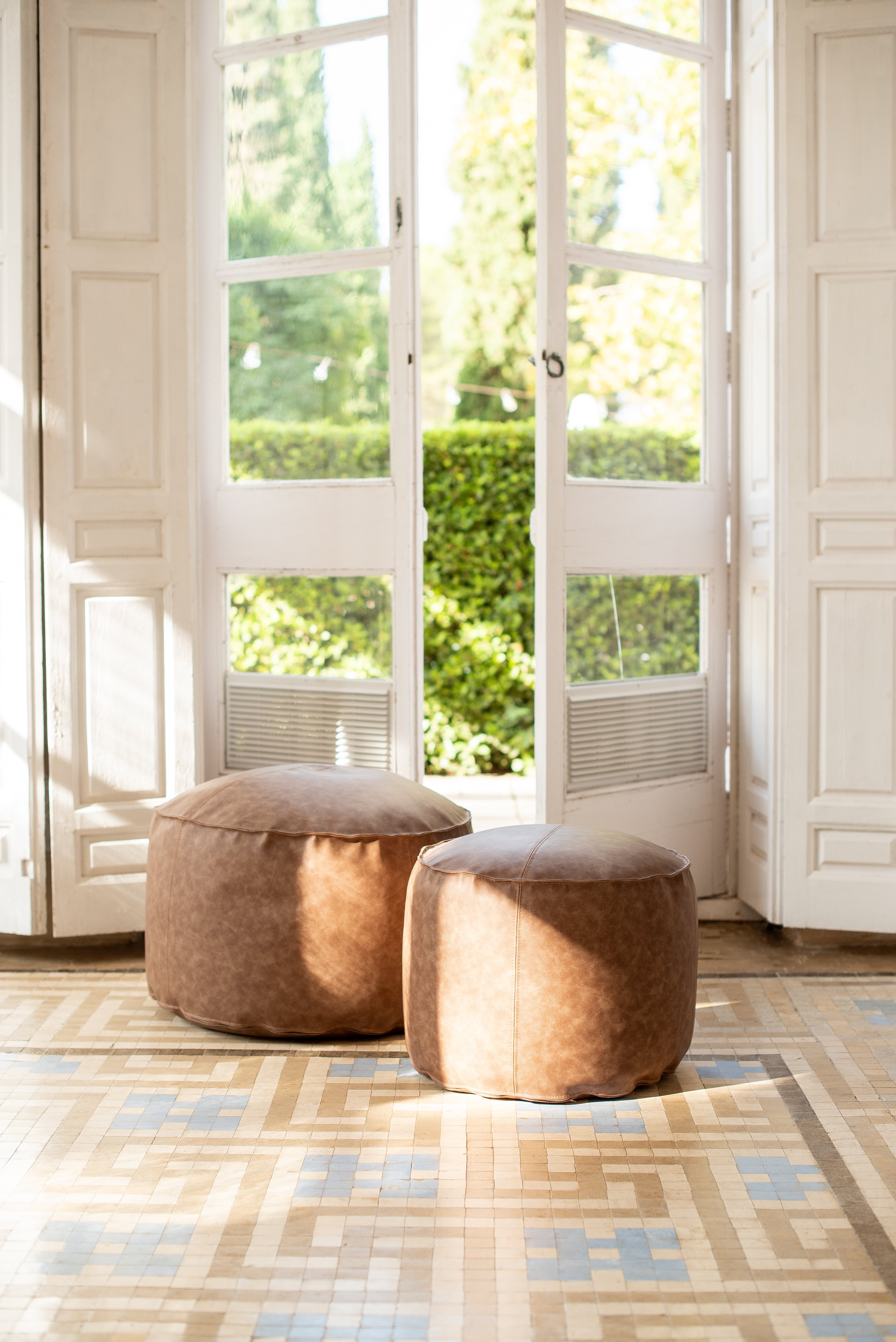 Aged leather effect pouf | large round