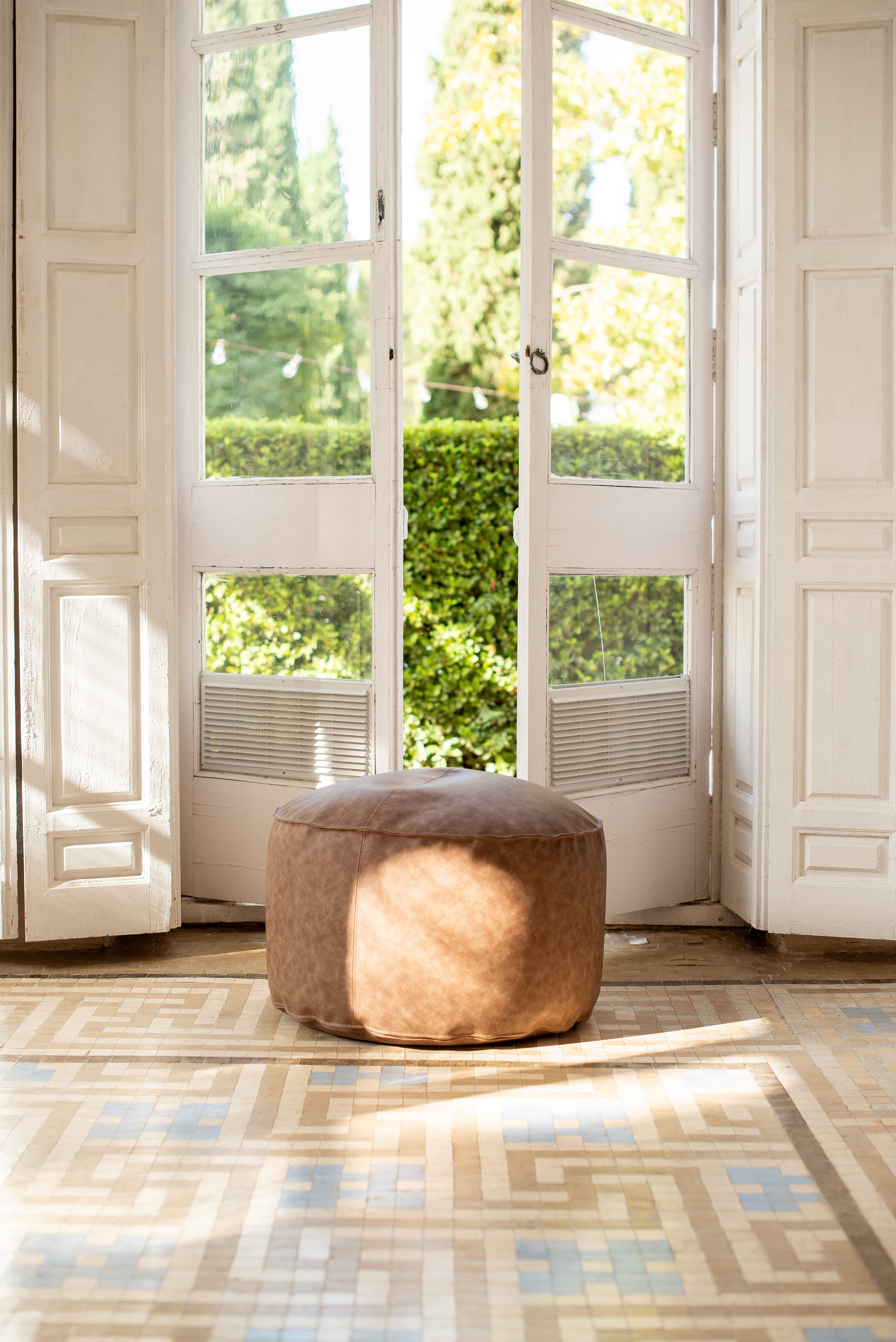 Aged leather effect pouf | large round