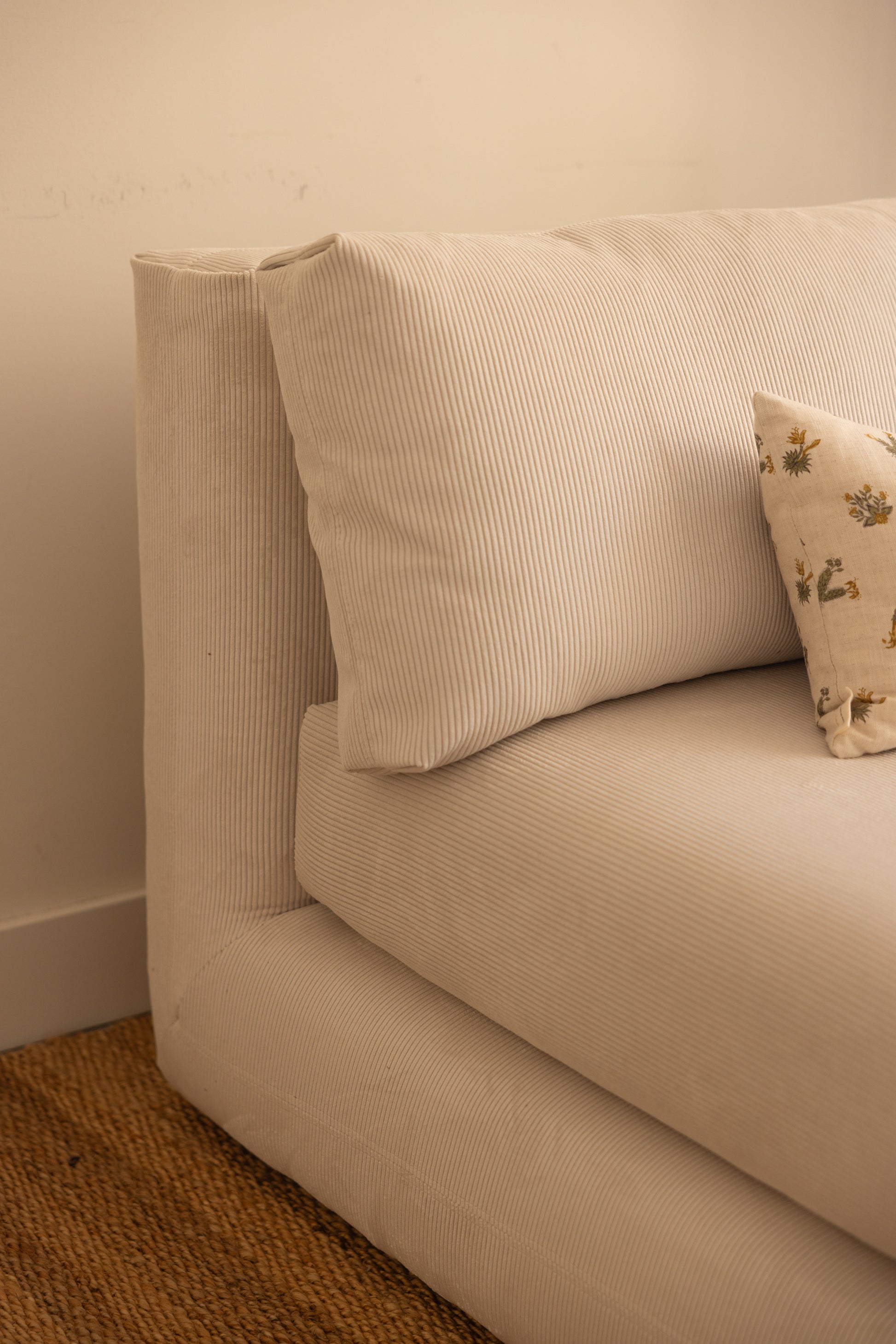 sillón modular de pana blanco roto hecho a mano en nuestro Atelier