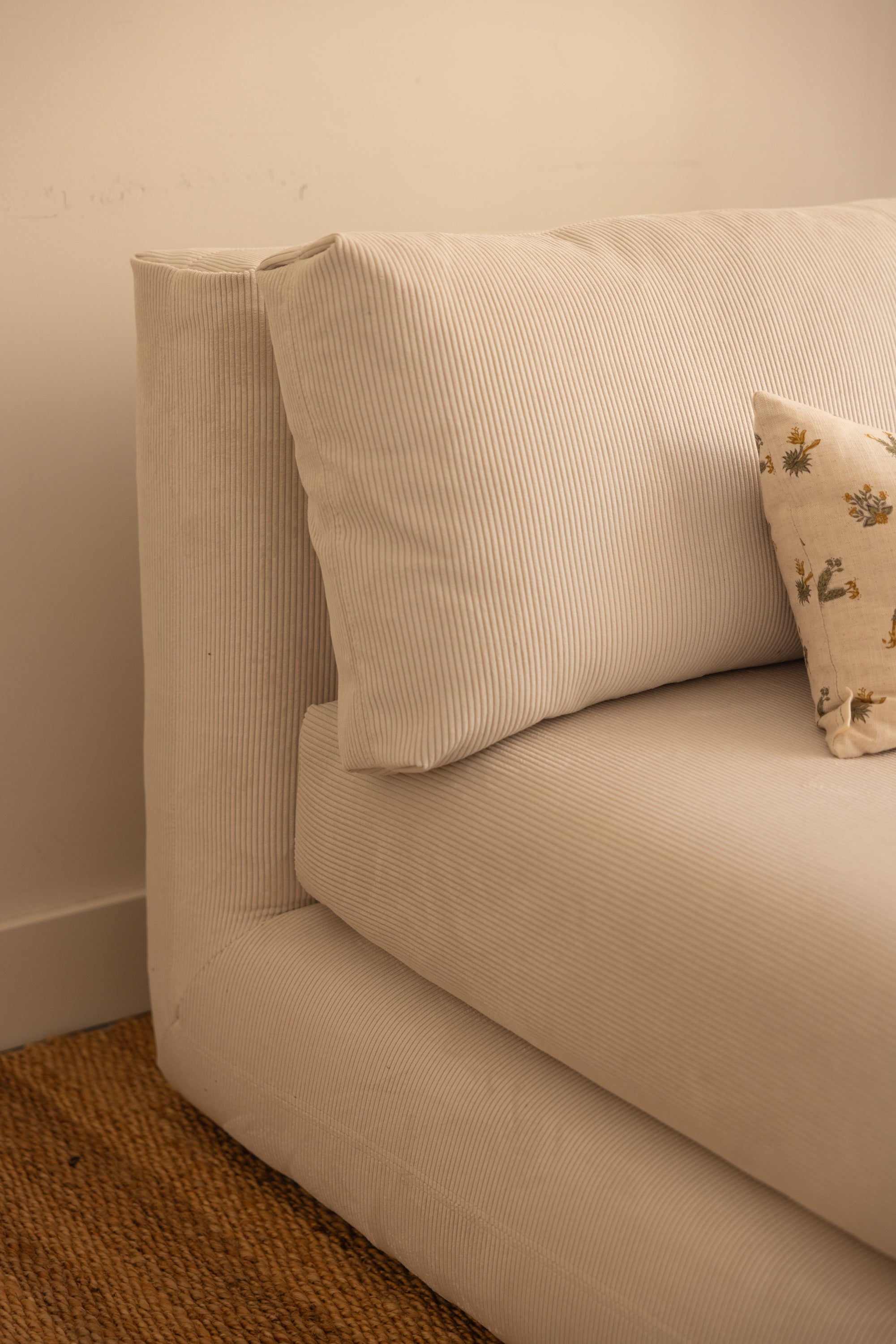 sillón modular de pana blanco roto hecho a mano en nuestro Atelier