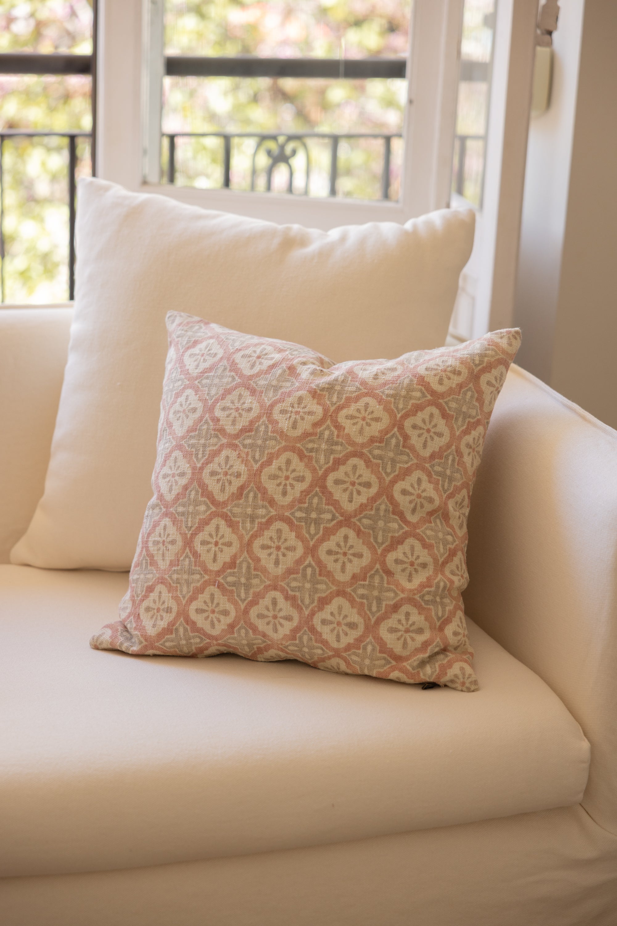 Cojín con estampado de flores rosa y beige