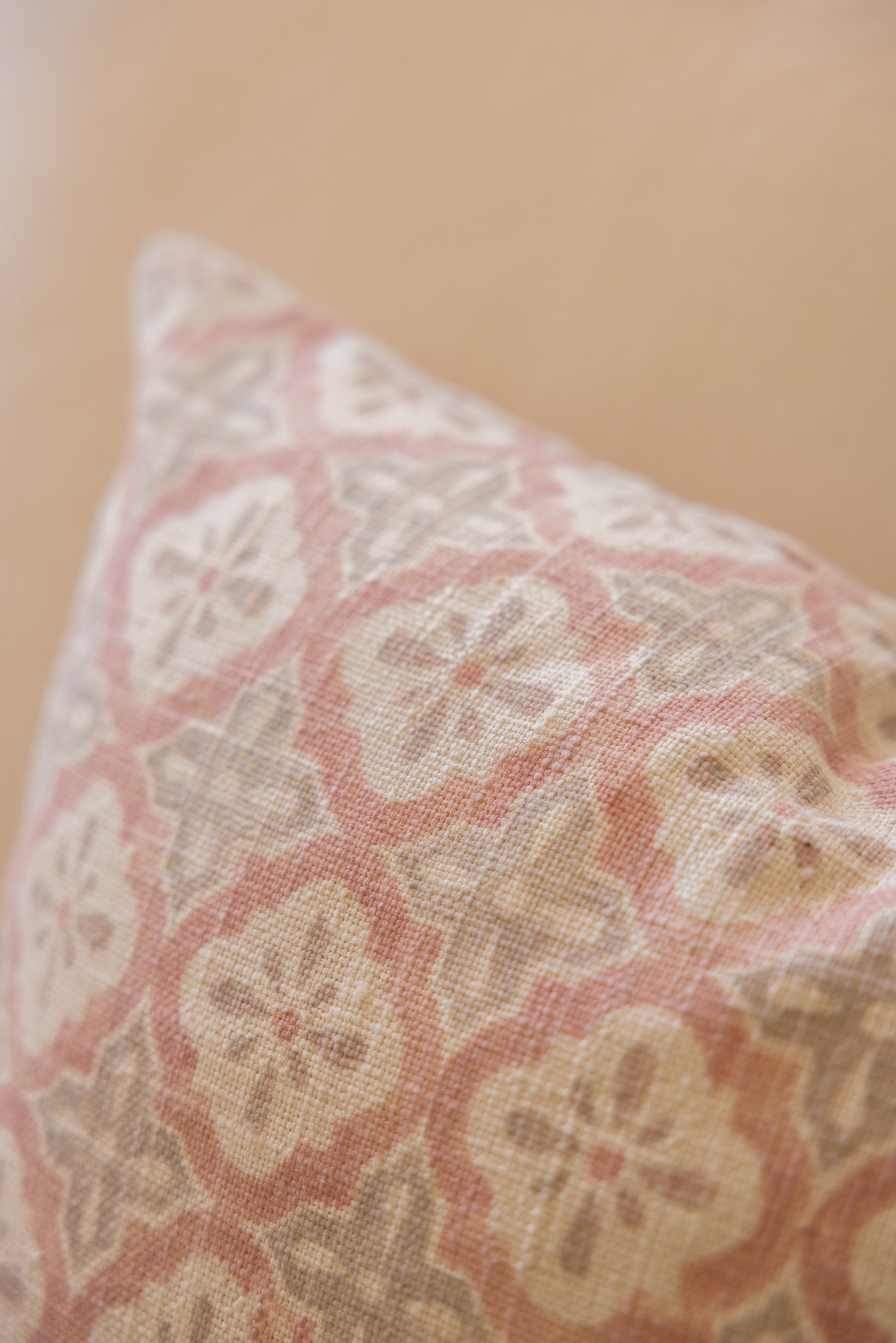 Cojín Artesano Estampado Rosa