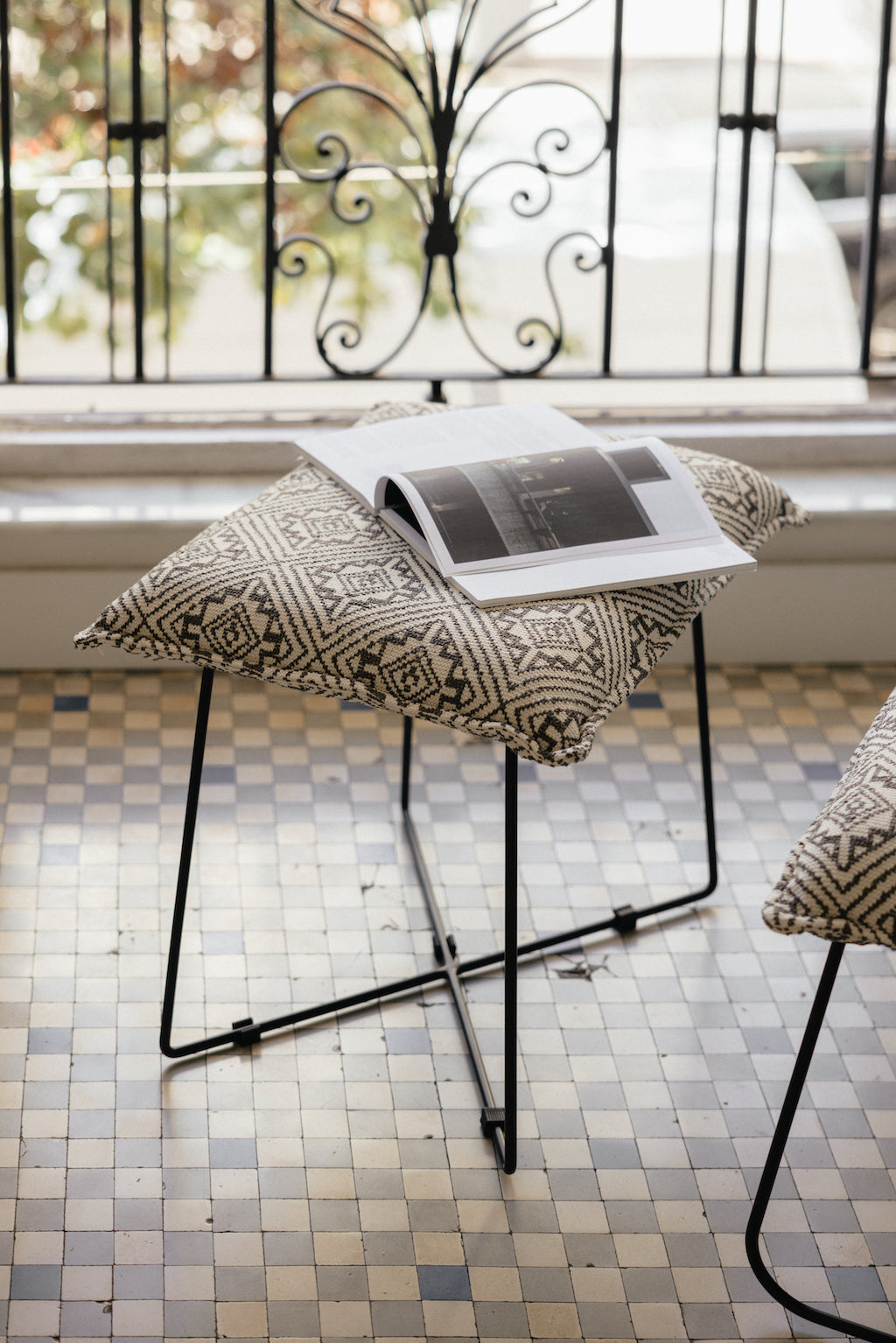 banqueta-etnica-tipo-taburete-bajo
