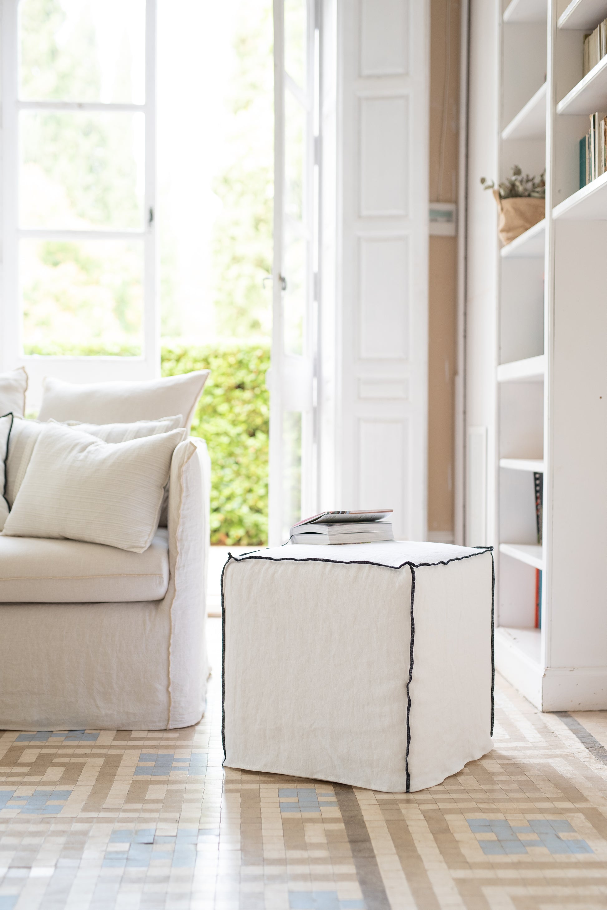 Pouf artesano lino blanco hilatura negra hecho a mano España
