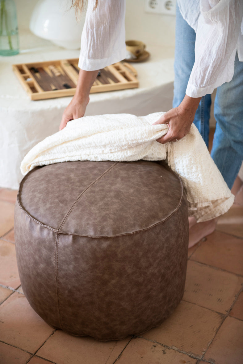 Pouf artesano efecto piel marrón estilo Wabi-Sabi