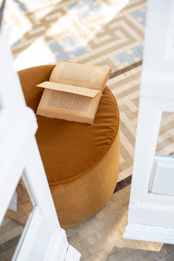 Pouf artesano terciopelo velvet color caramelo hecho a mano