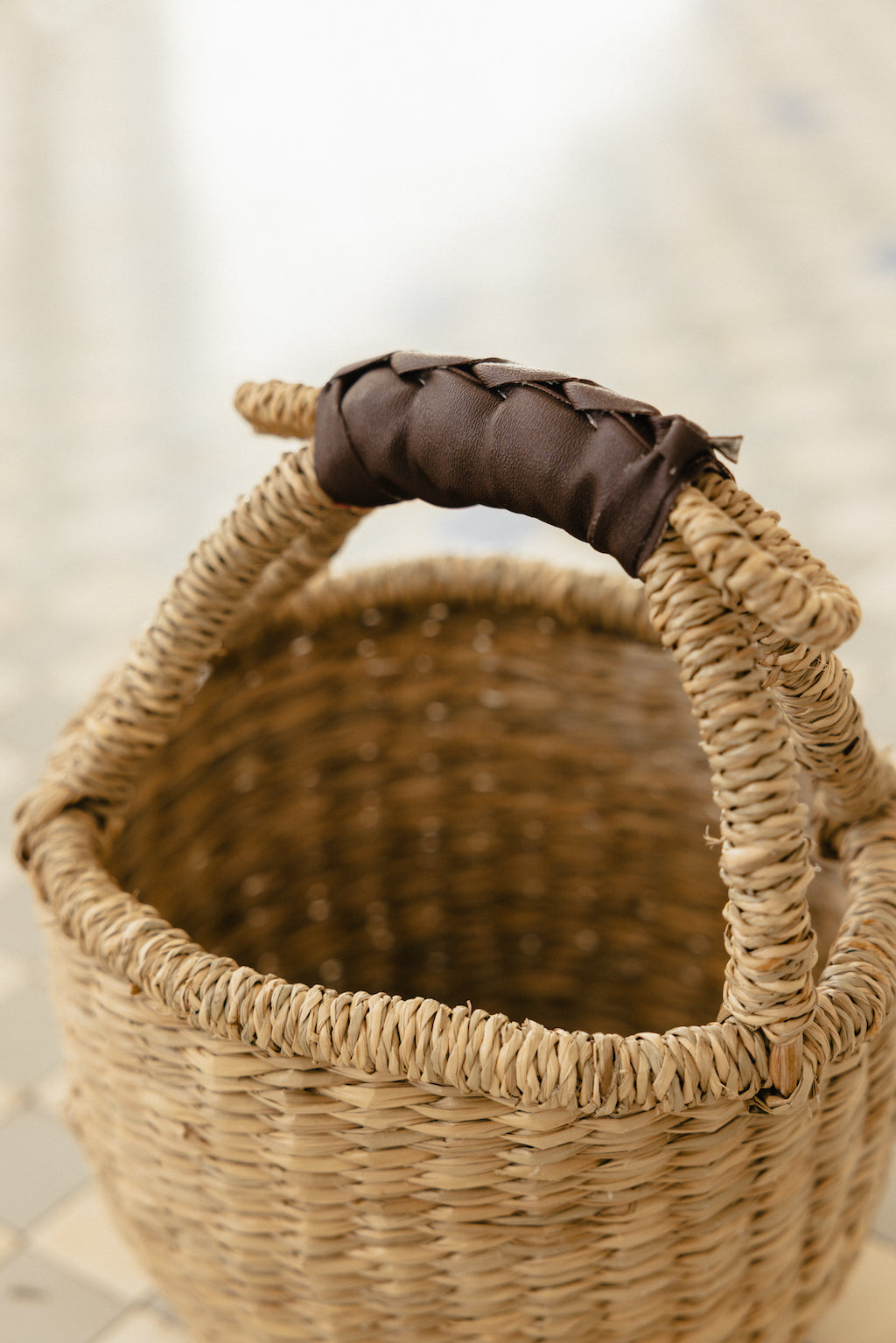 Cesta Artesana Fibra Natural Asa Cuero