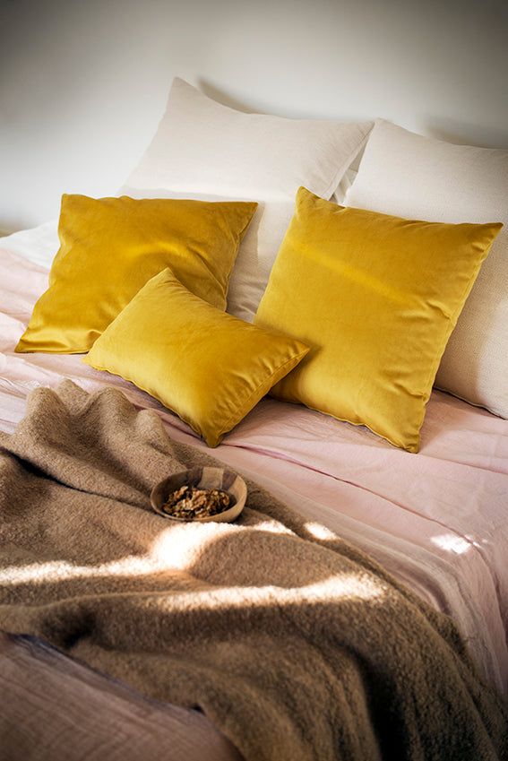 cojin-terciopelo-mostaza