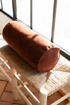 Cojín cilindrico en terciopelo granate