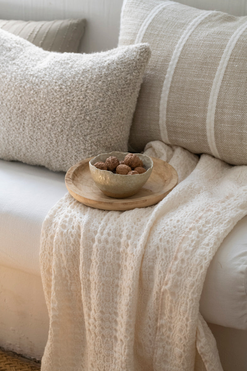 Manta premium de lana en color crema y con detalle overlock beige 