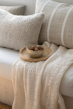 Manta premium de lana en color crema y con detalle overlock beige 