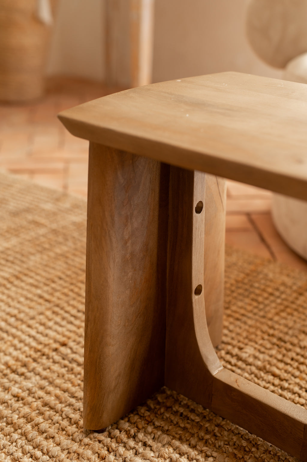 Mesita de centro pequeña rectangular en madera natural ideal para decorar tu salón