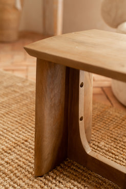 Mesita de centro pequeña rectangular en madera natural ideal para decorar tu salón