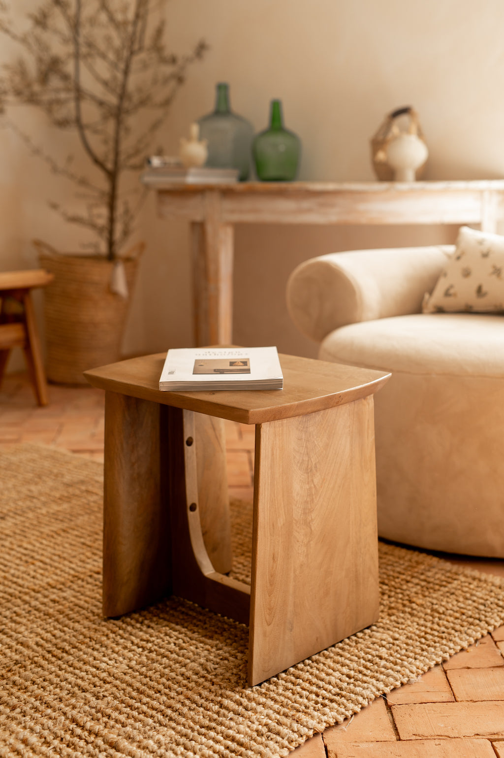 Mesa auxiliar pequeña en madera de mango tono miel y líneas rectangulares