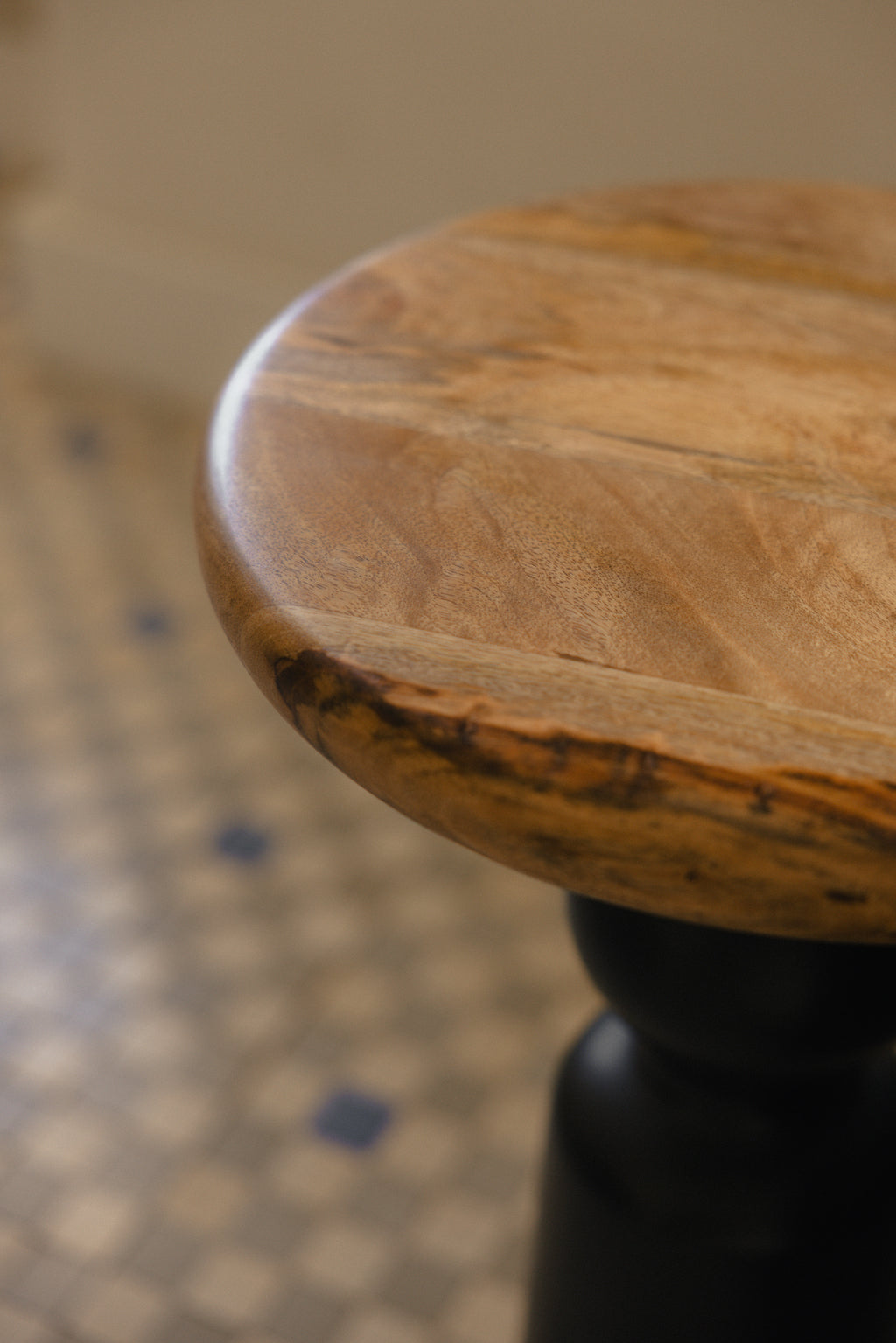 mesa-auxiliar-madera-negro