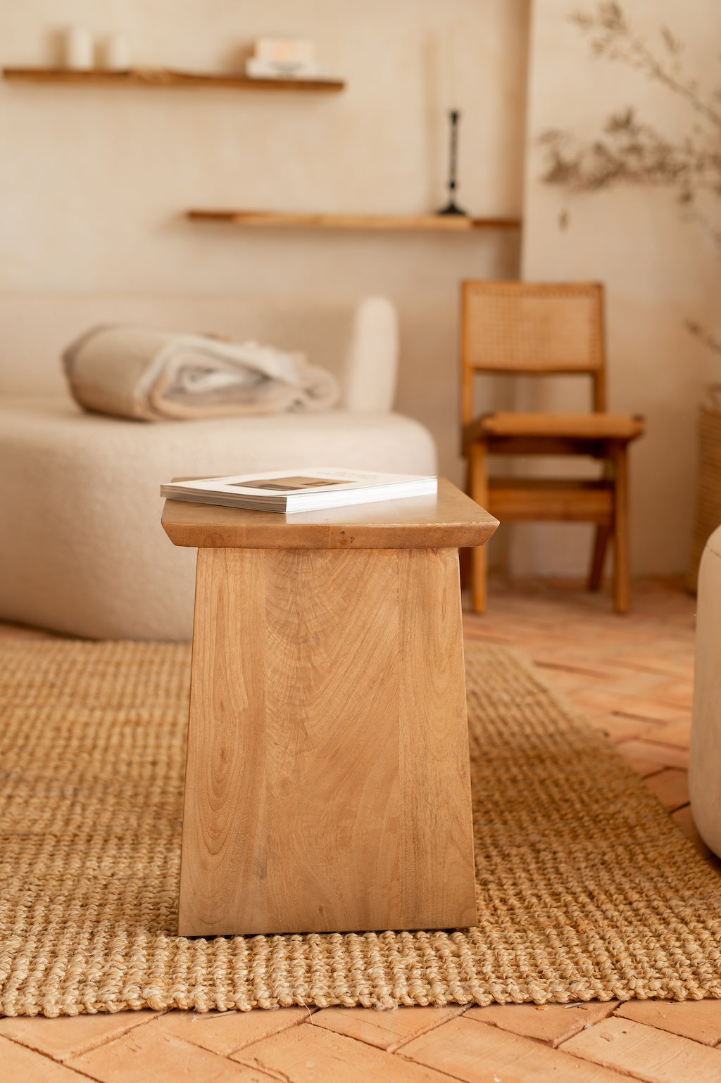 mesa auxiliar rectangular de madera tono miel ideal para el salón 