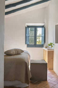 Puf desenfundable con tejido de lino y yute y detalle de hilatura negra en las costuras