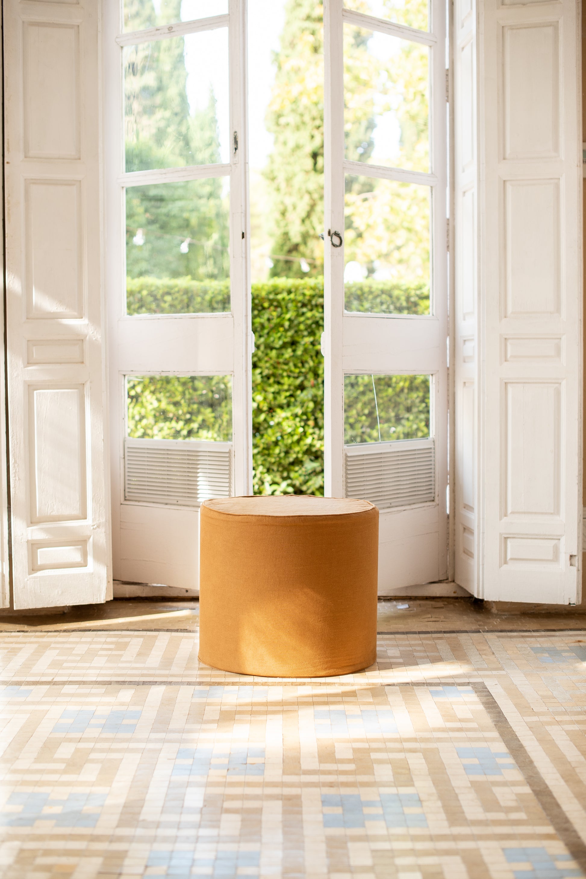 Pouf artesano lino natural caramelo 50cm diámetro mediterráneo
