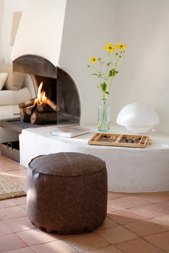 Detalle textura polipiel envejecida pouf artesano mediterráneo