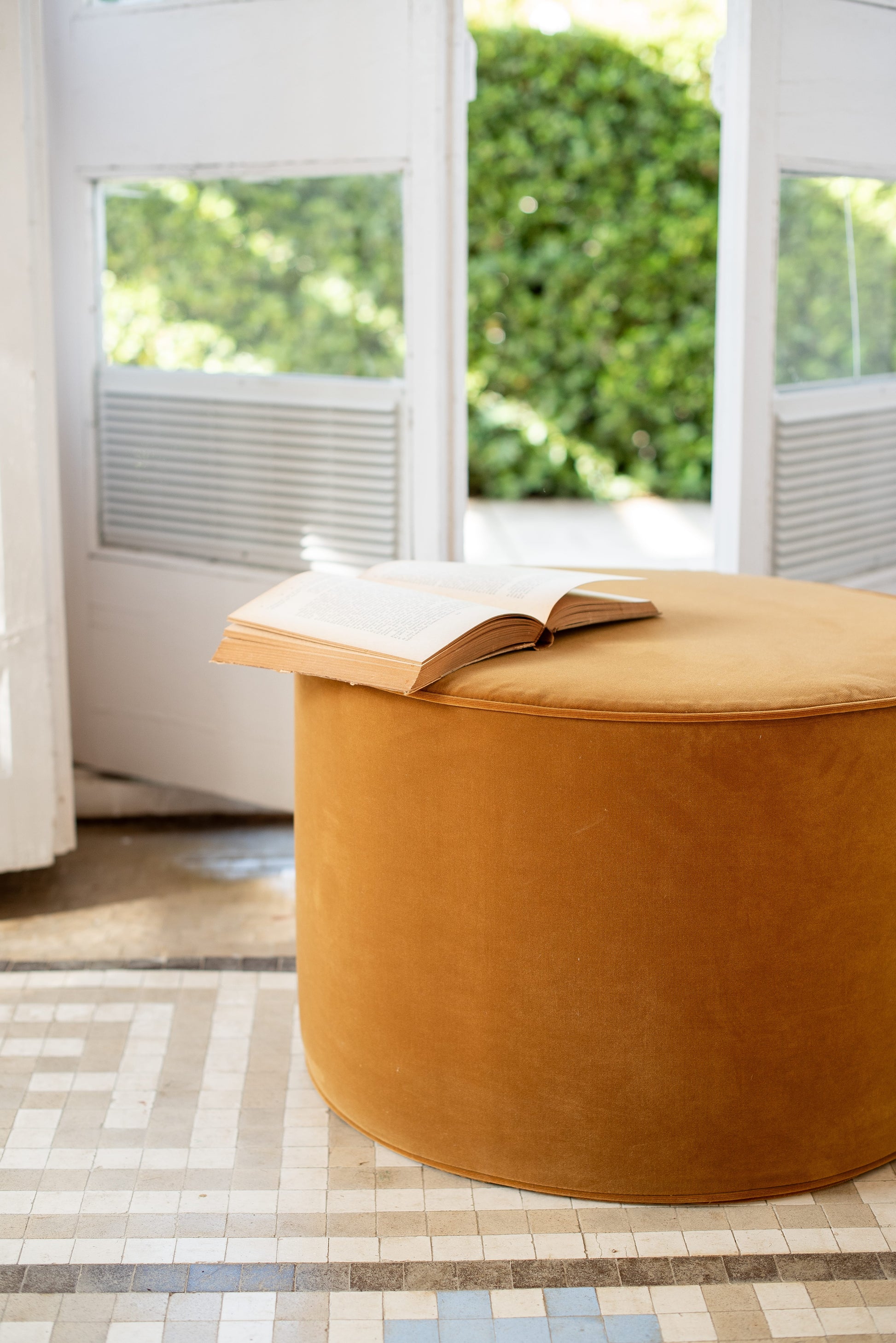 Banqueta de terciopelo color caramelo redonda con vivo y hecha a mano