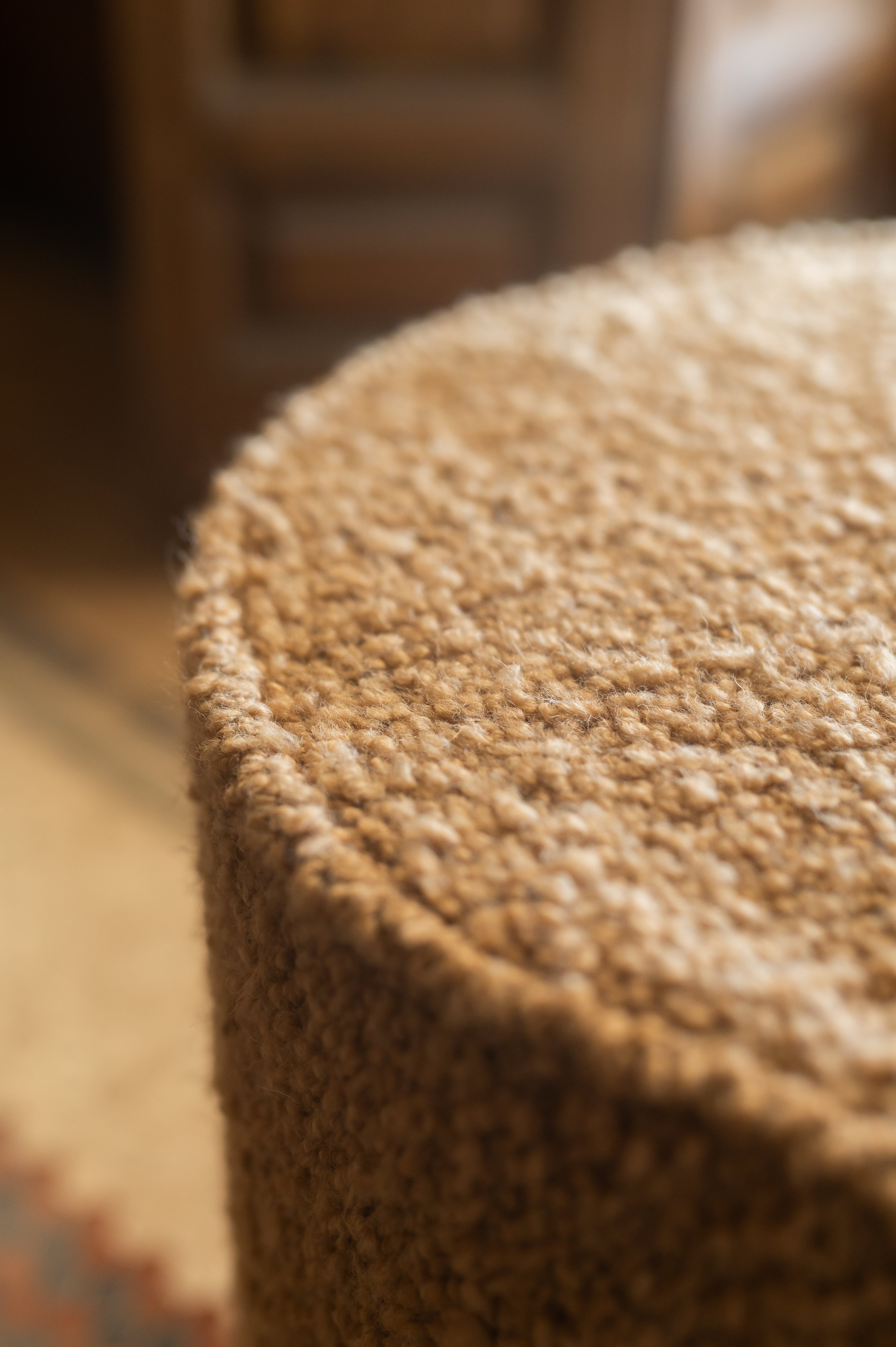 Detalle textura rizo bouclé marrón pouf artesano con vivo decorativo

