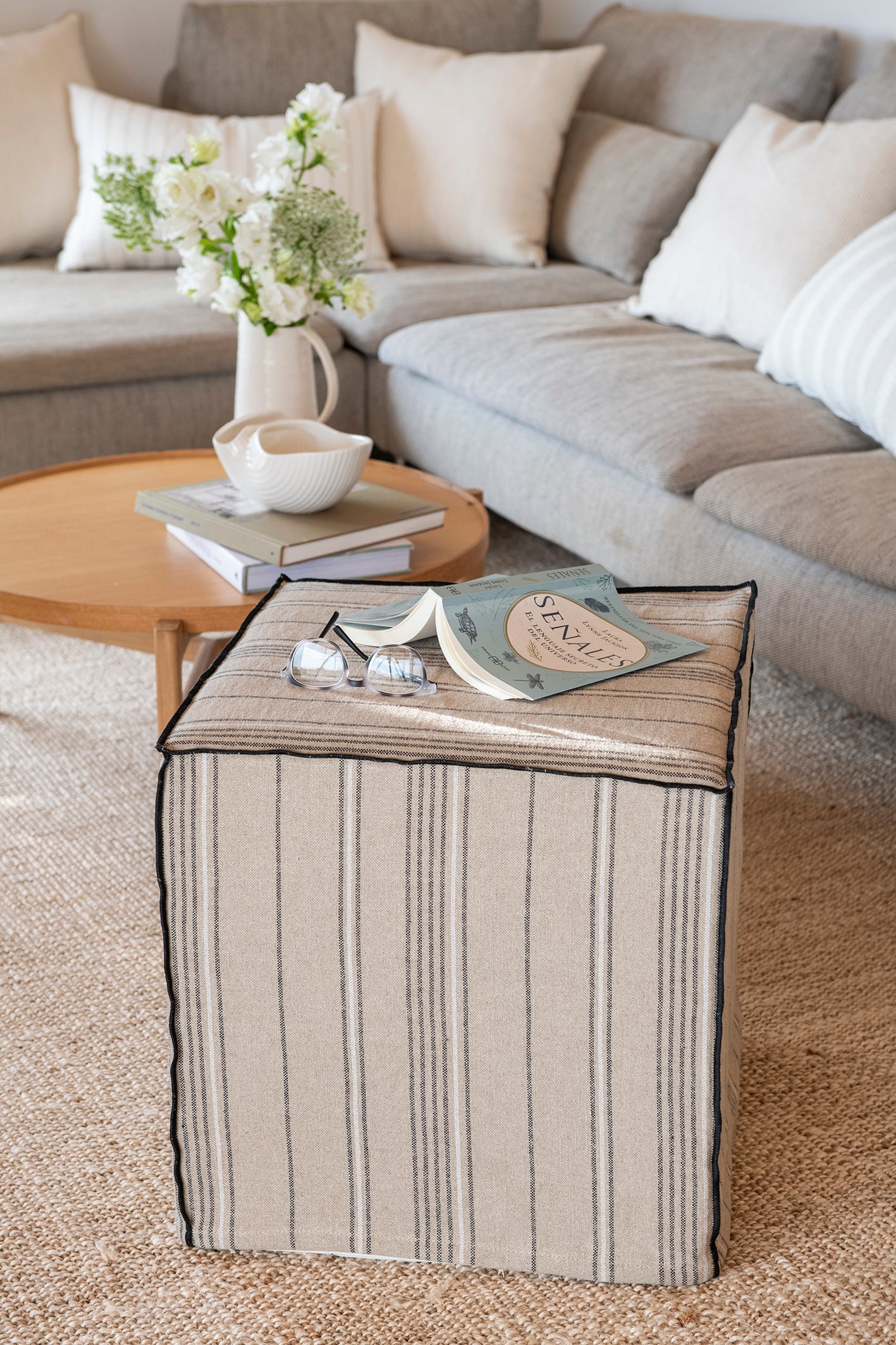 Pouf artesano desenfundable en lino rústico para decoración de estilo mediterraneo