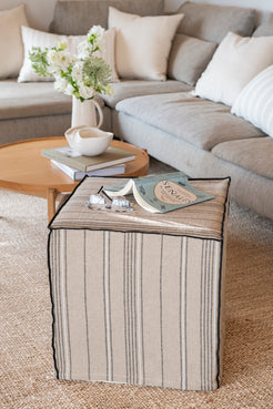 Pouf artesano desenfundable en lino rústico para decoración de estilo mediterraneo