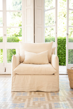 Sillon de estilo desenfadado en lino lavado blanco roto hecho en España por TC collection