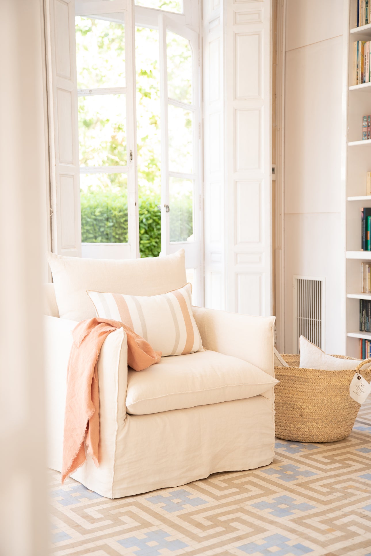 Sillón Provenza de sentada puf en lino lavado y con pequeña pestaña en su costura hecho en España 