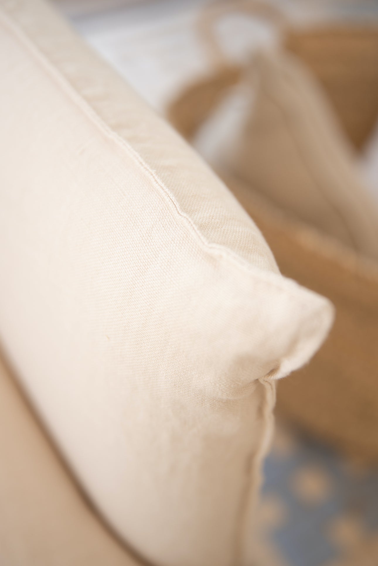 Detalle del brazo del Sillon Provenza con pequeña pestaña en la costura 