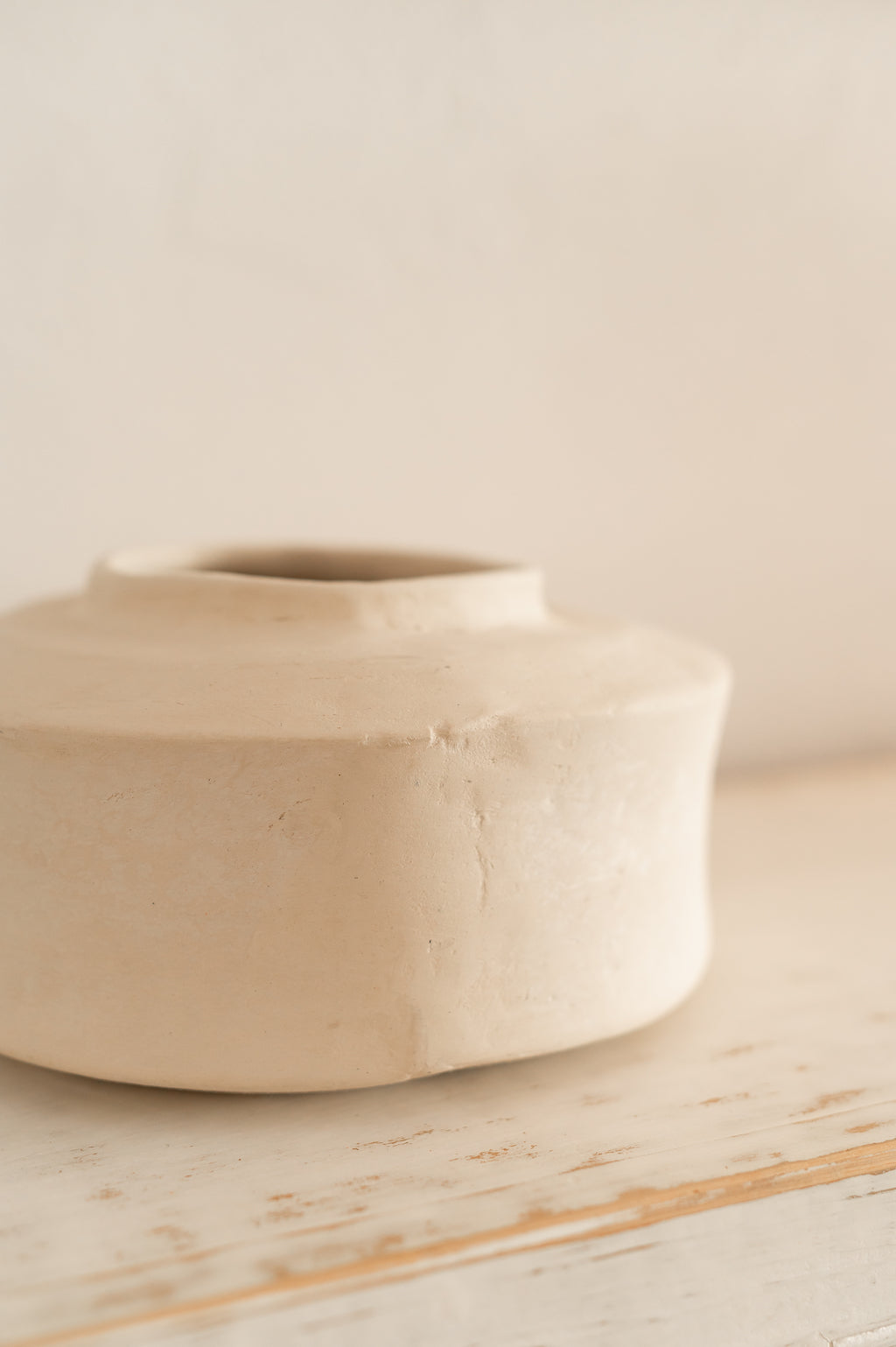 vasija blanca de cerámica en crudo